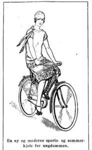 Kvinne i kjole på sykkel